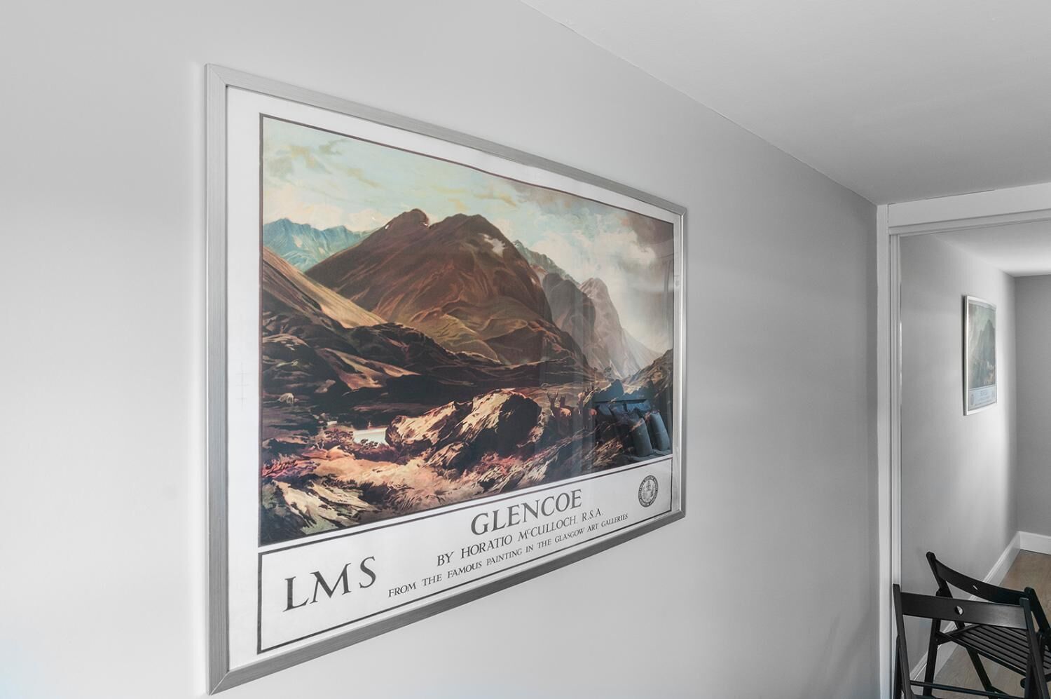 Caja fuerte, tabla de planchar con plancha, cunas gratuitas