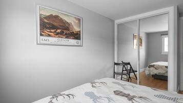 Cofres nos quartos, ferros/tábuas de passar roupa, berços grátis