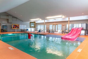 Una piscina cubierta