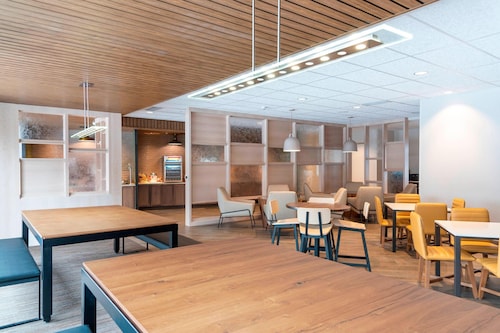 Fairfield Inn & Suites by Marriott Fair Oaks Farms