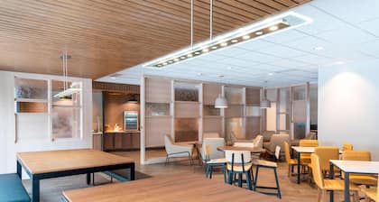 Fairfield Inn & Suites by Marriott Fair Oaks Farms