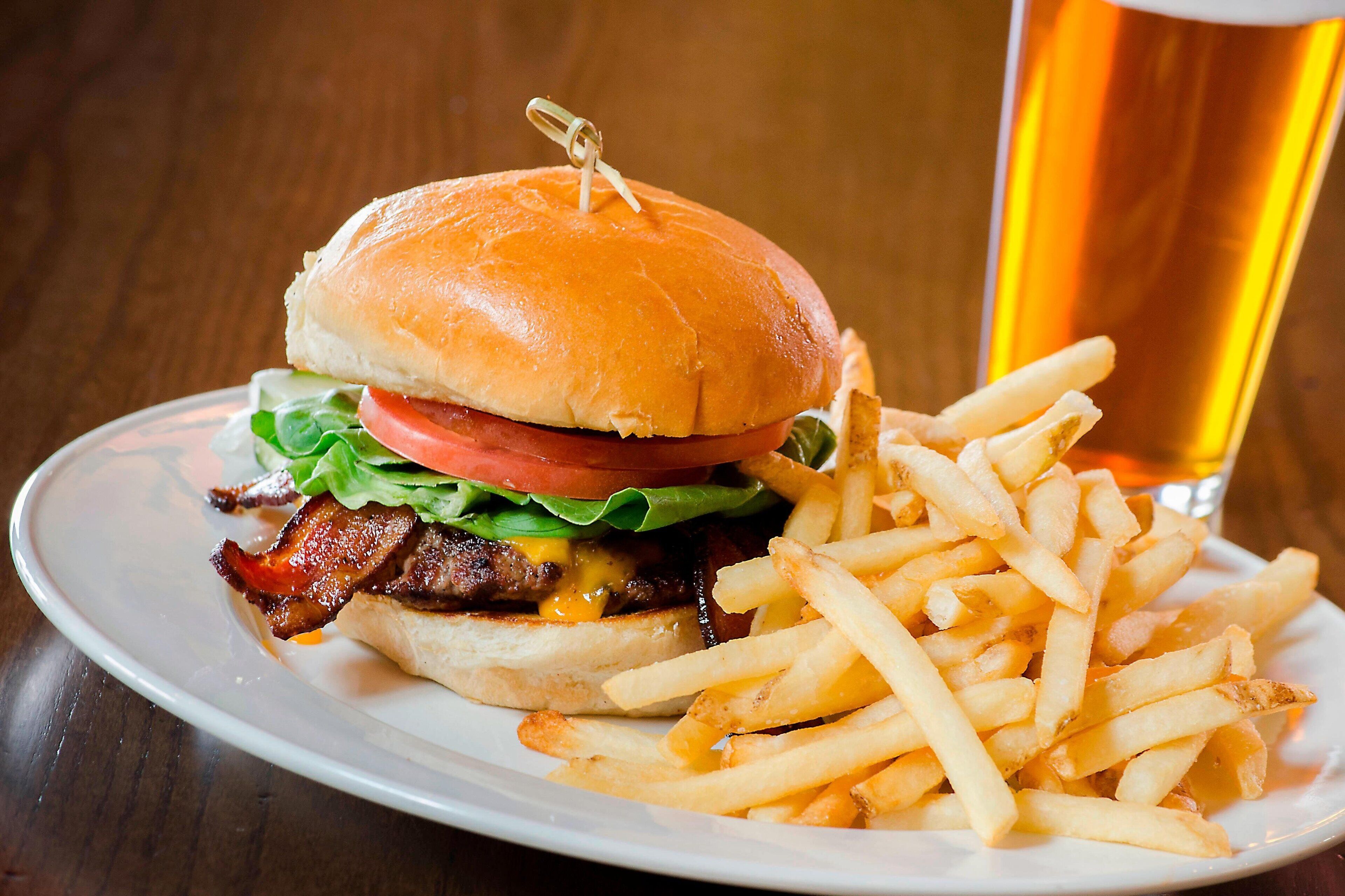 Un plato con una hamburguesa y papas fritas.