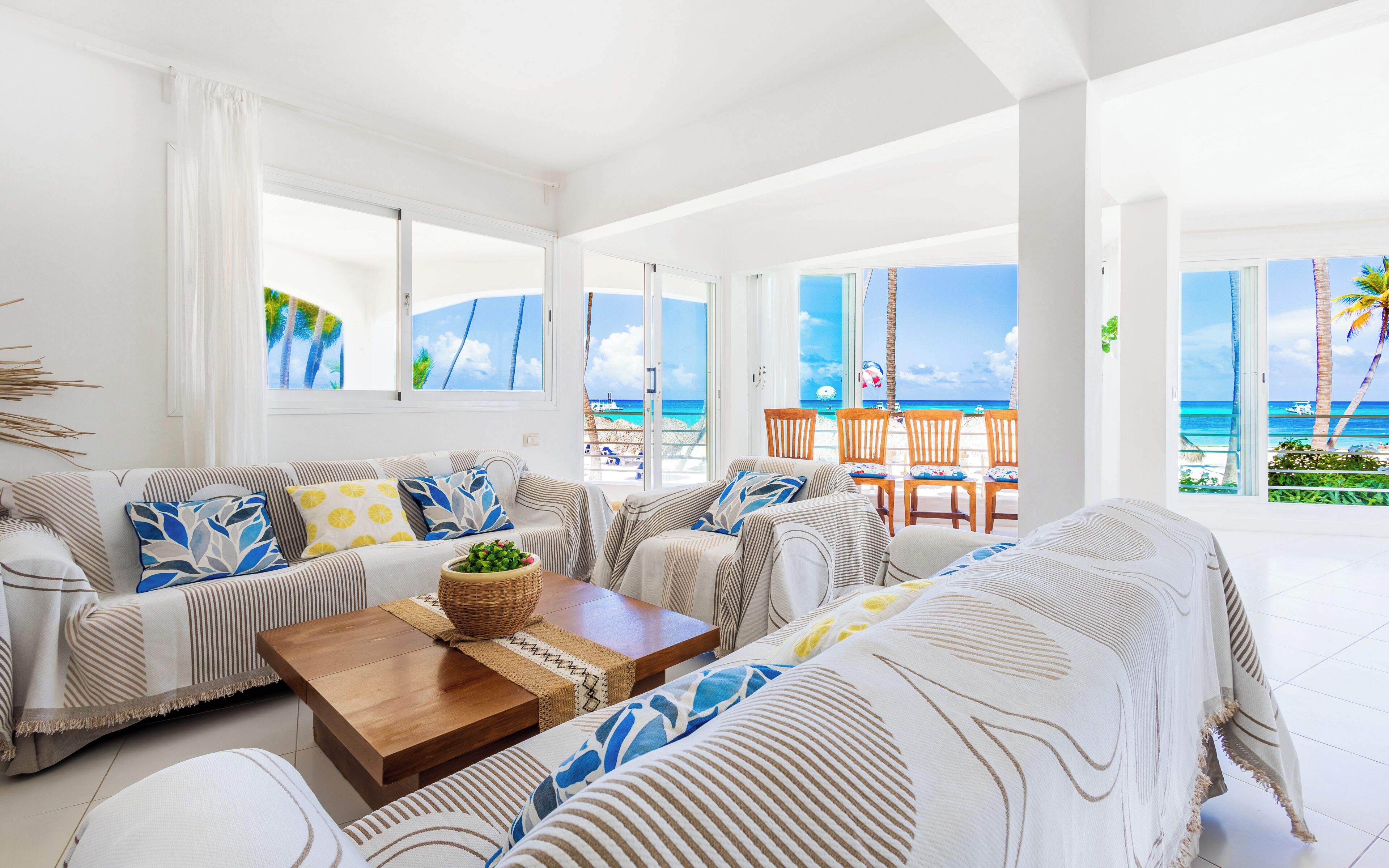 华丽公寓, 阳台, 海洋景观 | 起居区 | 平板电视、壁炉