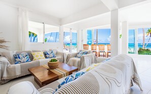 デラックス アパートメント バルコニー オーシャンビュー | リビング エリア | 薄型テレビ、暖炉