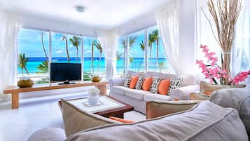 Lägenhet Deluxe - balkong - havsutsikt | 3 sovrum, allergitestade sängkläder och värdeförvaringsskåp på rummet