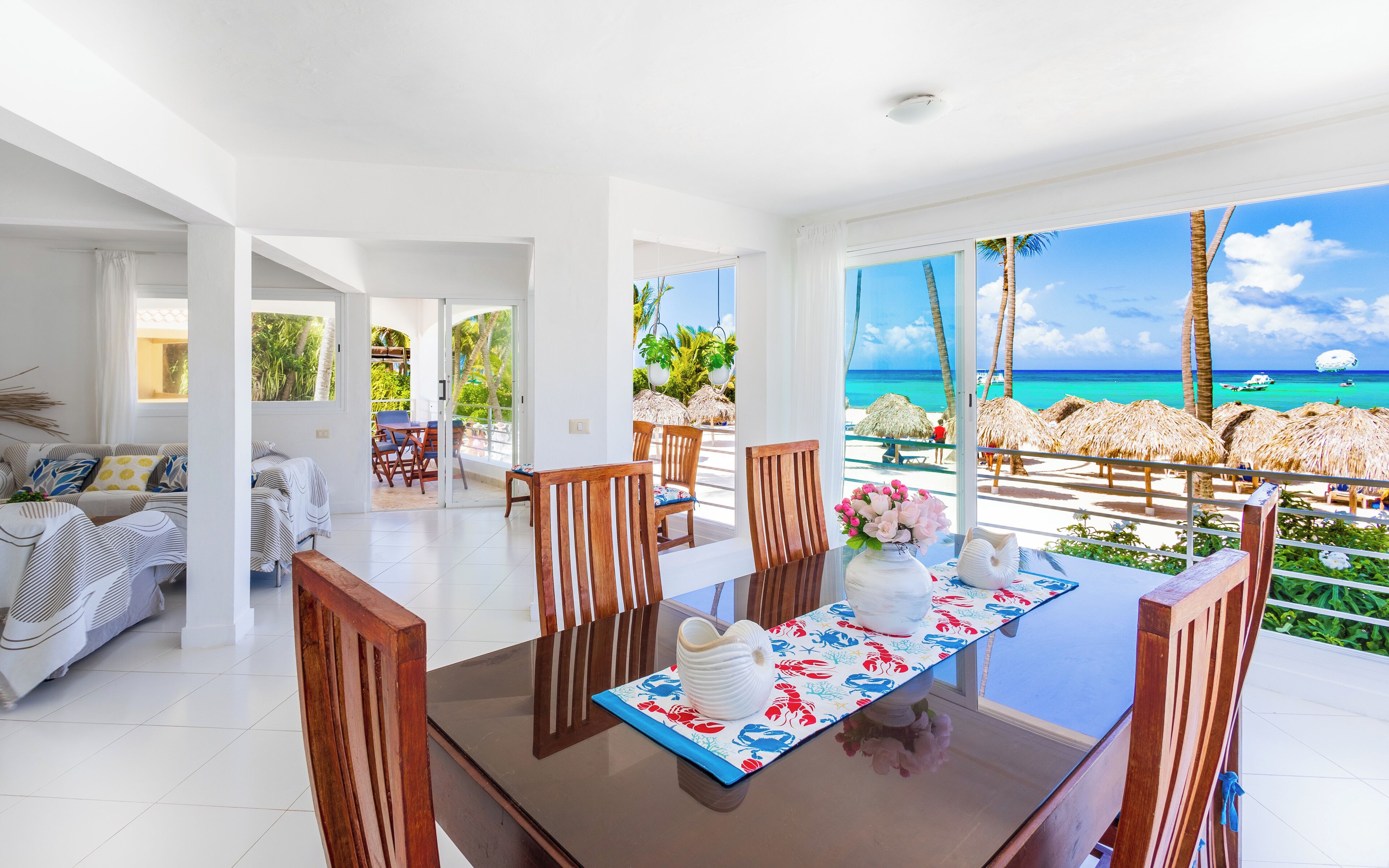 华丽公寓, 阳台, 海洋景观 | 起居区 | 平板电视、壁炉