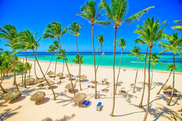 ビーチ、白砂、サンラウンジャー、ビーチパラソル