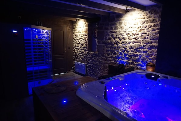 Sauna seca, banheira de hidromassagem