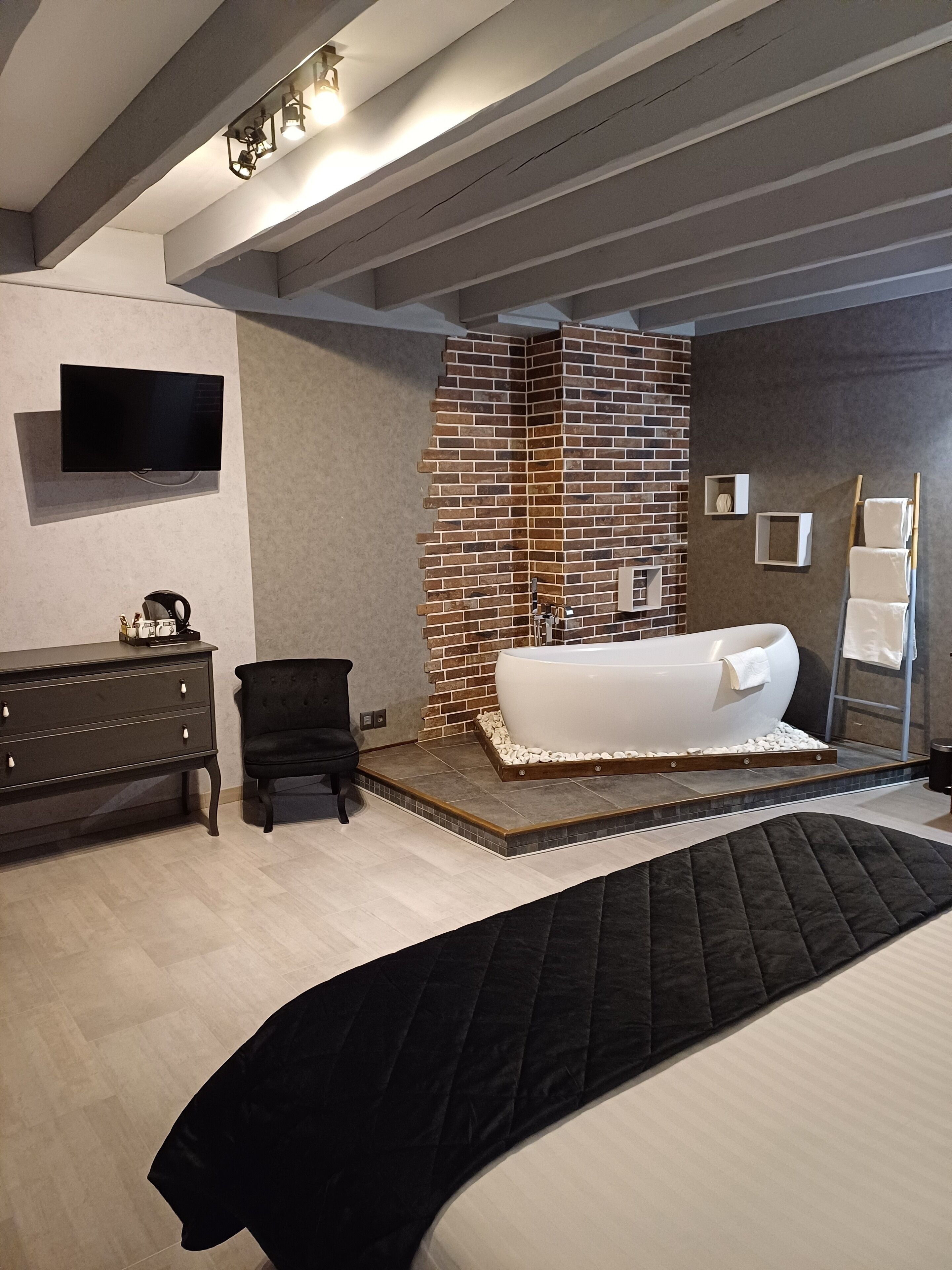 Dobbeltrom (Dyonisos) | Lydisolert, strykejern/-brett, barnesenger og wi-fi (inkludert)