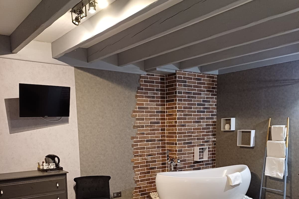 Dobbeltrom (Dyonisos) | Lydisolert, strykejern/-brett, barnesenger og wi-fi (inkludert)