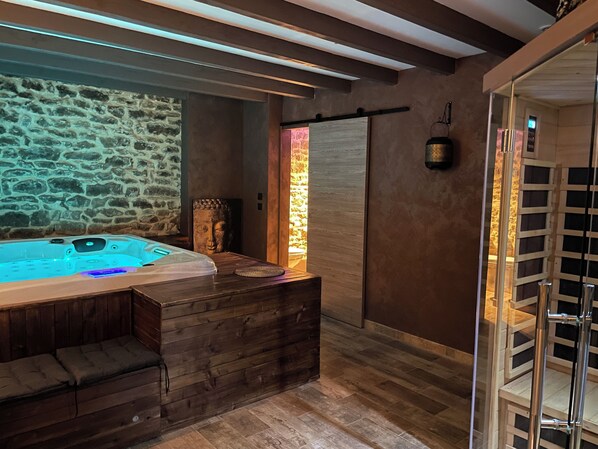 Duplex superluxo, 1 cama King, banheira de imersão | Quartos à prova de som, ferros/tábuas de passar roupa