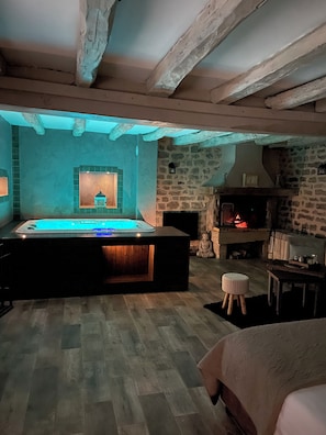 Suite (Bacchus) | Soundproofing, iron/ironing board, cribs/infant beds, free WiFi