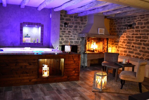 Suite (Bacchus) | 1 bedroom, soundproofing, iron/ironing board, cots/infant beds
