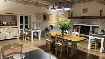 Daily continental breakfast (EUR 13 per person)