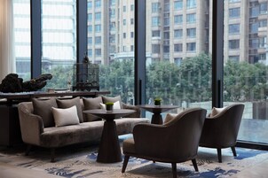 Ofrece desayunos, cenas y brunch (con vistas al jardín)