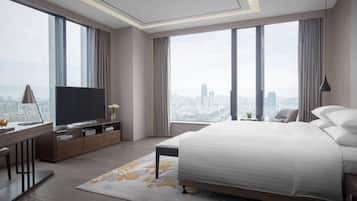 Executive Suite, 1 King Bed | Hypo-allergenic bedding, down duvets, in-room safe, soundproofing