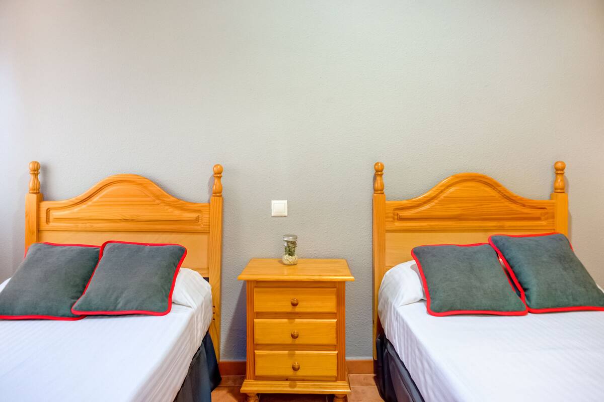 Escritorio, wifi gratis y ropa de cama