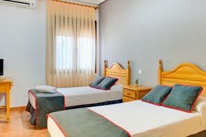 Habitación, 2 camas individuales, balcón | Vista desde la habitación