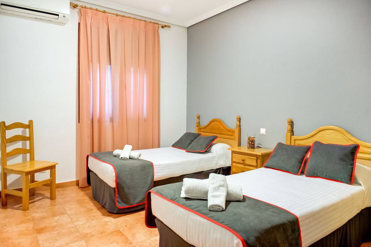 Habitación, 2 camas individuales | Escritorio, wifi gratis y ropa de cama