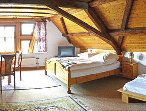 Chambre Quadruple | Bureau, rideaux occultants, Wi-Fi gratuit, draps fournis