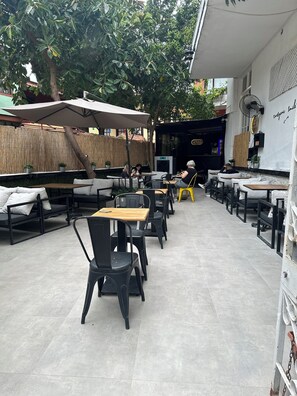 Bar (trong khuôn viên)