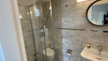 Comfort-dobbeltværelse | Badeværelse | Gratis toiletartikler, hårtørrer, hjemmesko, håndklæder