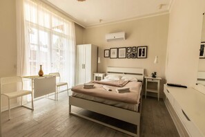 Phòng đôi tiện nghi đơn giản | 1 phòng ngủ, bộ đồ giường cao cấp, minibar, màn/rèm cản sáng 