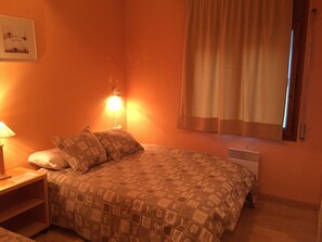 客房内保险箱、办公桌、遮光窗帘、免费 WiFi