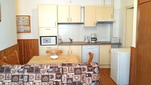 Departamento, 1 habitación (3B Gran Duc) | Cocina privada | Refrigerador, microondas, parrilla de estufa y cafetera y tetera 