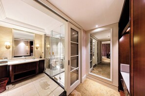 Deluxe Suite | Bathroom