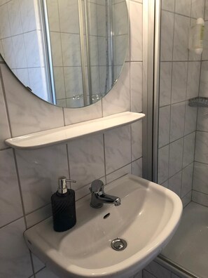 Double Room | Bathroom sink - Sporthostel Rössle (Schluchsee)