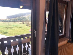 Economy-Doppelzimmer, Balkon, Talblick (Gästehaus) | Balkon