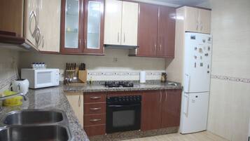 House, Multiple Beds, Non Smoking | Private kitchen | Fridge, microwave, oven, stovetop