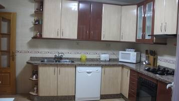 Casa, varias camas, no fumadores | Cocina privada | Frigorífico, microondas, horno y placa de cocina