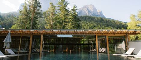 Utendørsbasseng, bassengparasoller og solsenger