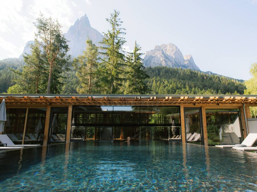 Piscina all'aperto, ombrelloni da piscina, lettini