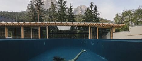 Piscine extérieure, parasols de plage, chaises longues