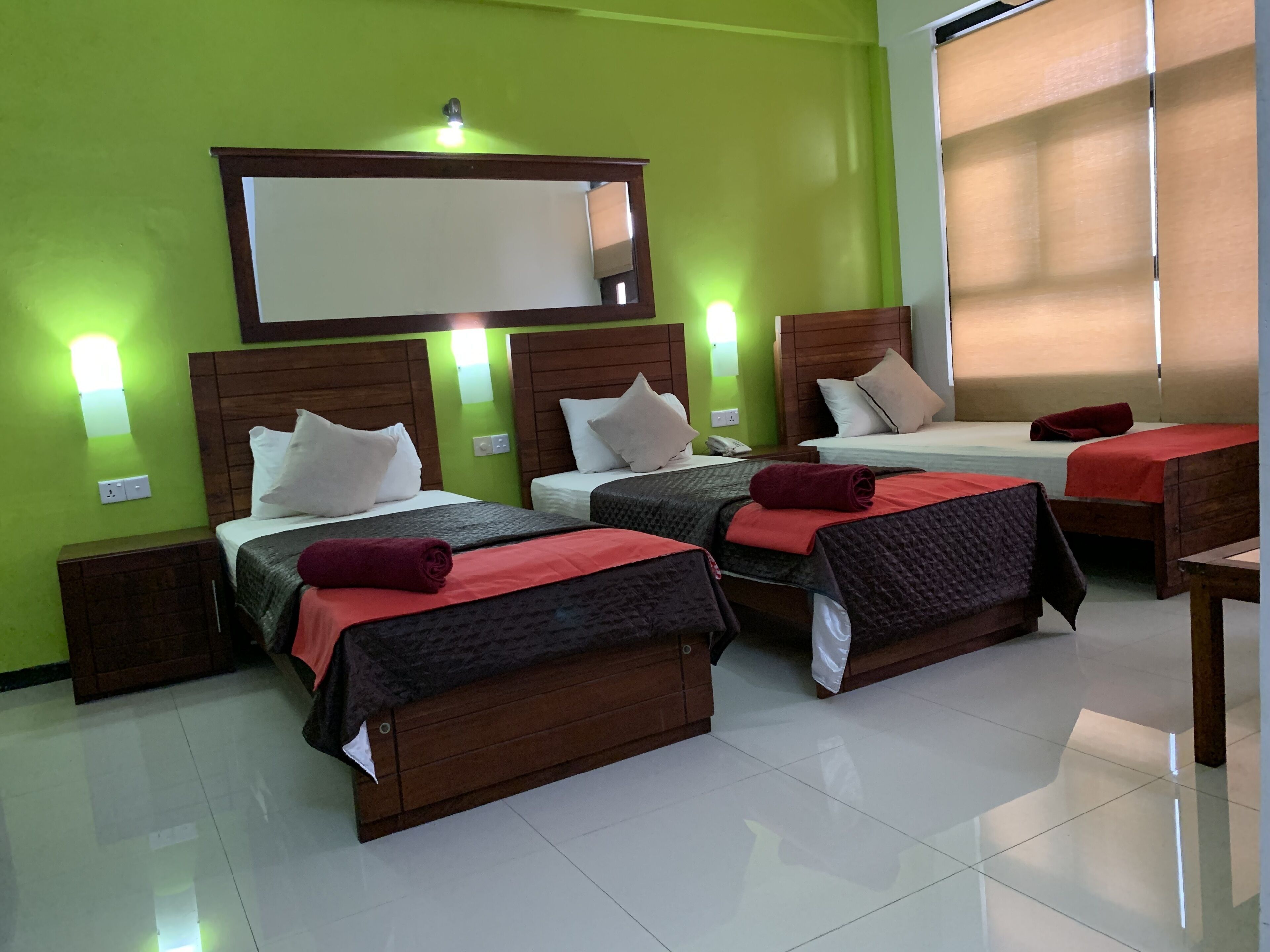 Decoración personalizada, escritorio y cortinas blackout 