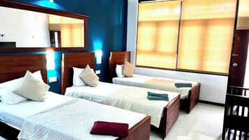 Escritorio, cortinas blackout y tabla de planchar con plancha
