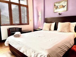 Decoración personalizada, escritorio y cortinas blackout 