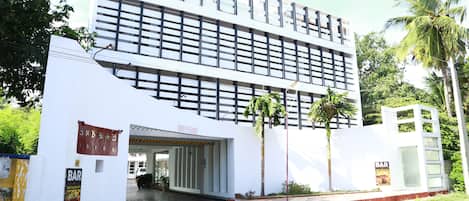 Pintu masuk properti