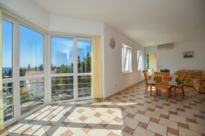 Departamento, 2 habitaciones | Área de sala de estar | Televisión 