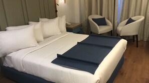 Superior Single Cabin | Ropa de cama hipoalergénica, colchones con acolchado adicional, minibar