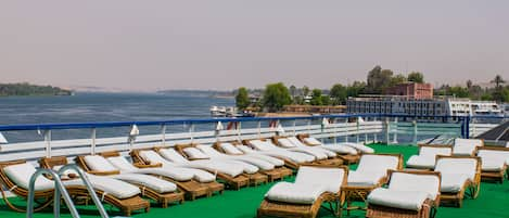 Piscine extérieure, parasols de plage, chaises longues