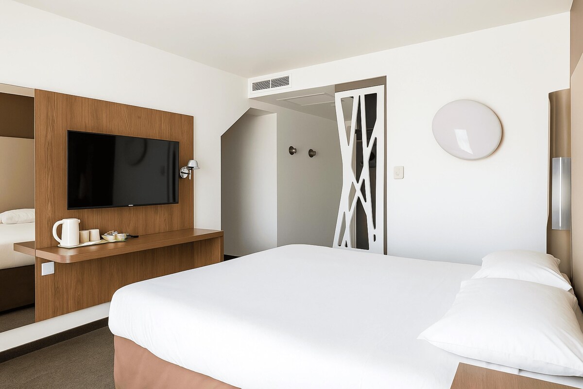 Habitación estándar, varias camas | Escritorio, cortinas opacas, sistema de insonorización