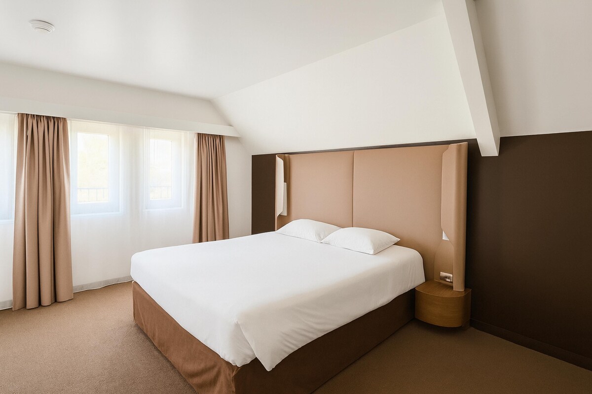 Habitación superior, 1 cama de matrimonio | Escritorio, cortinas opacas, sistema de insonorización