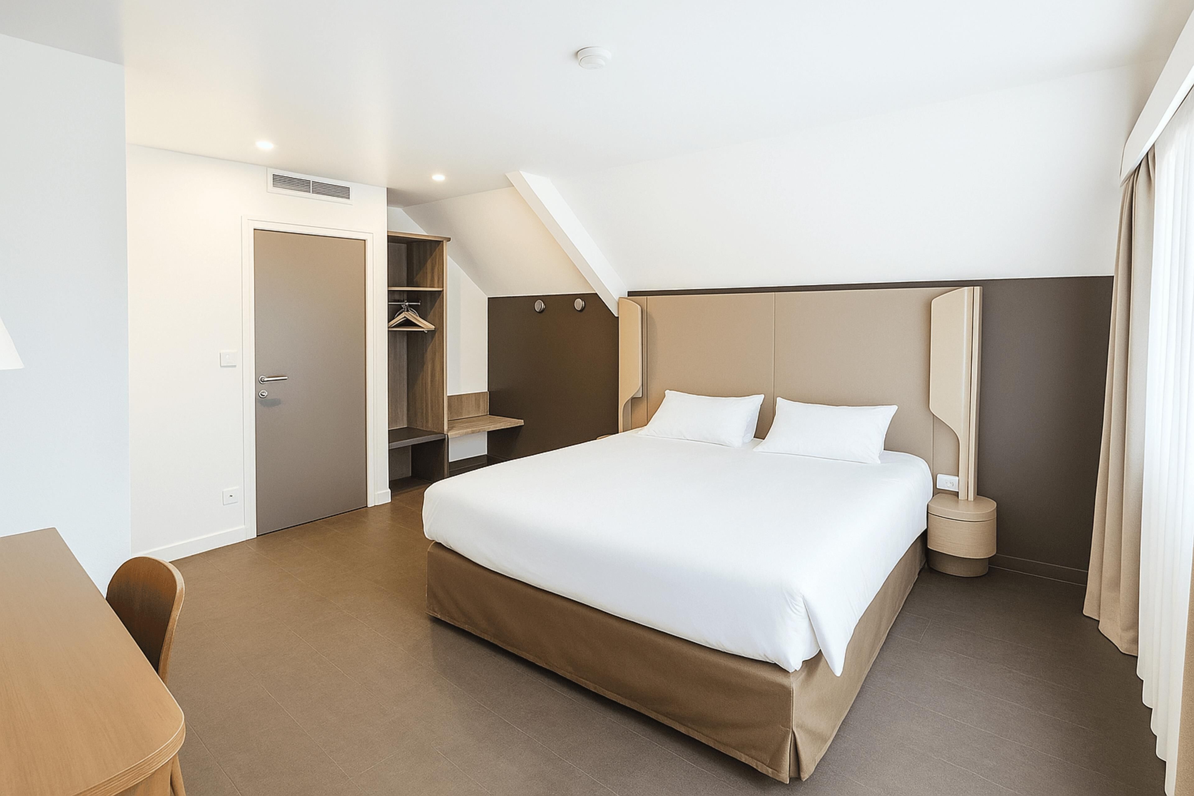 Superior Room, 1 Queen Bed | Individually furnished, desk, blackout drapes, soundproofing