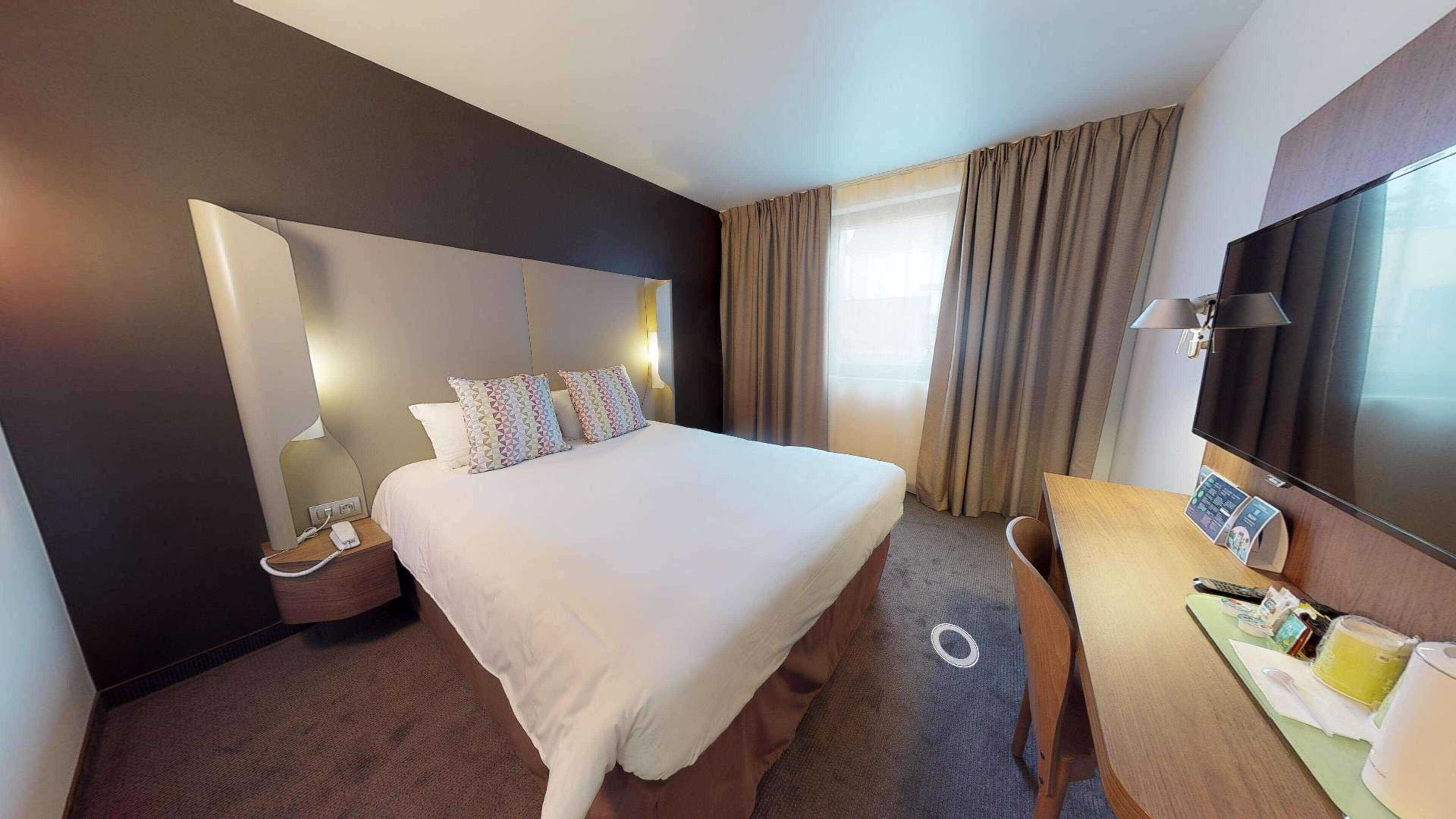 Standard Room, 1 Queen Bed | Individually furnished, desk, blackout drapes, soundproofing