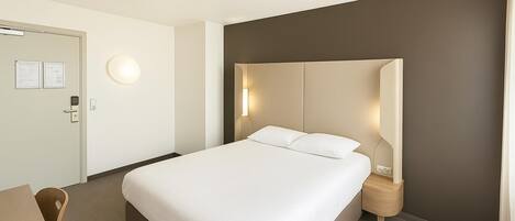 Estudio estándar, 1 cama Queen size | Muebles diferentes, escritorio, cortinas blackout y insonorización