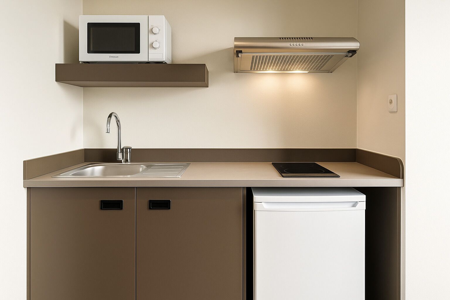 Una cocina compacta equipada con microondas, horno integrado, lavavajillas y pileta.